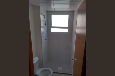 Banheiro de apartamento para alugar com 2 quartos, 43m² em Chácara Holiday, Suzano