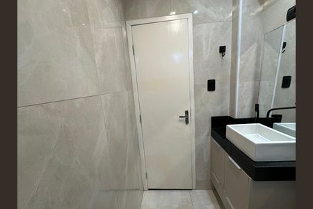 Banheiro de apartamento para alugar com 1 quarto, 60m² em Centro, São Vicente