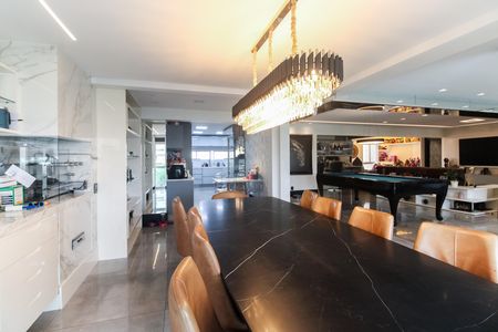 Apartamento à venda com 242m², 4 quartos e 4 vagas Apartamento à venda com 242m², 4 quartos e 4 vagasVaranda Gourmet