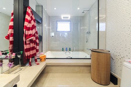 Apartamento à venda com 242m², 4 quartos e 4 vagas Apartamento à venda com 242m², 4 quartos e 4 vagasBanheiro Suíte 2