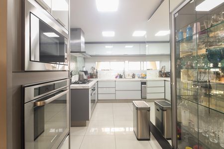 Apartamento à venda com 242m², 4 quartos e 4 vagas Apartamento à venda com 242m², 4 quartos e 4 vagasCozinha