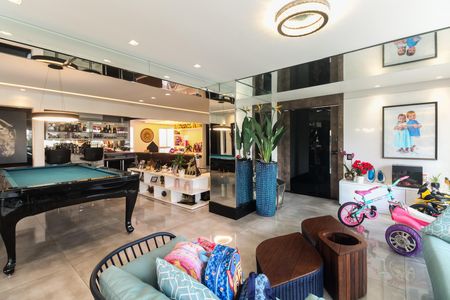 Apartamento à venda com 242m², 4 quartos e 4 vagas Apartamento à venda com 242m², 4 quartos e 4 vagasSala