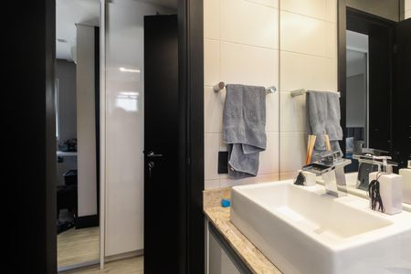 Apartamento à venda com 242m², 4 quartos e 4 vagas Apartamento à venda com 242m², 4 quartos e 4 vagasBanheiro Suíte 3