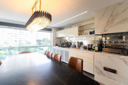 Apartamento à venda com 242m², 4 quartos e 4 vagas Apartamento à venda com 242m², 4 quartos e 4 vagasVaranda Gourmet