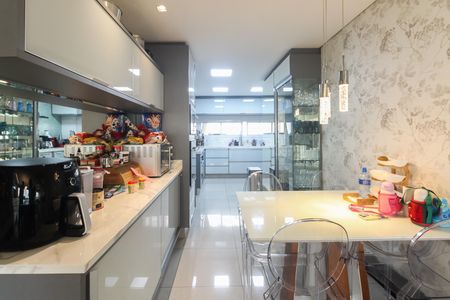 Apartamento à venda com 242m², 4 quartos e 4 vagas Apartamento à venda com 242m², 4 quartos e 4 vagasCozinha