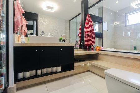 Apartamento à venda com 242m², 4 quartos e 4 vagas Apartamento à venda com 242m², 4 quartos e 4 vagasBanheiro Suíte 2