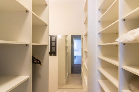 Apartamento à venda com 119m², 2 quartos e 2 vagas Apartamento à venda com 119m², 2 quartos e 2 vagasCloset da suíte 2
