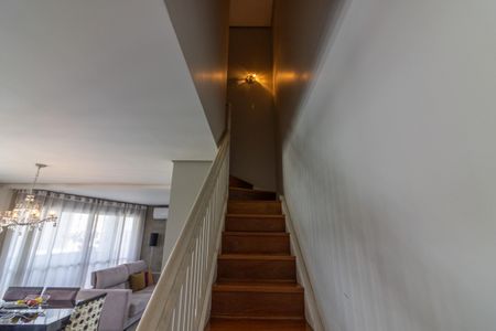 Apartamento à venda com 119m², 2 quartos e 2 vagas Apartamento à venda com 119m², 2 quartos e 2 vagasEscadas