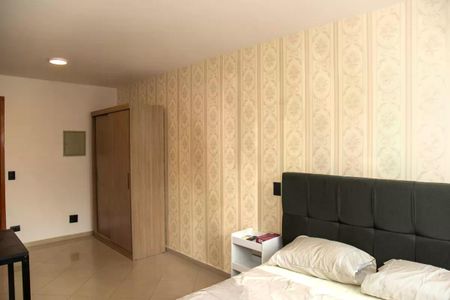 Apartamento à venda com 30m², 1 quarto e 1 vaga Apartamento à venda com 30m², 1 quarto e 1 vagaQuarto com cama de casal, armário e mesa de cabeceira.