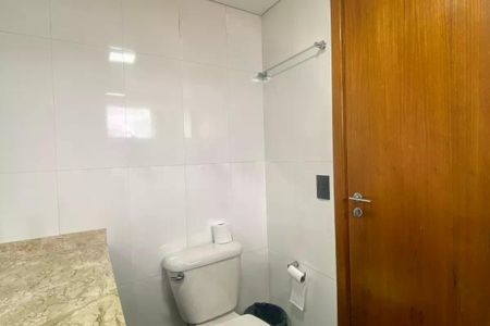 Apartamento à venda com 30m², 1 quarto e 1 vaga Apartamento à venda com 30m², 1 quarto e 1 vagaBanheiro com piso de porcelanato e paredes brancas, com uma porta de madeira e um vaso sanitário branco.