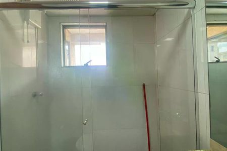Apartamento à venda com 30m², 1 quarto e 1 vaga Apartamento à venda com 30m², 1 quarto e 1 vagaBanheiro com chuveiro e pia, com janela e porta de vidro, com um vaso sanitário e uma escada de acesso.