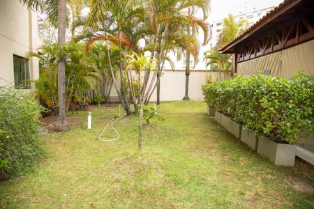 Apartamento à venda com 30m², 1 quarto e 1 vaga Apartamento à venda com 30m², 1 quarto e 1 vagaJardim com palmeiras e arbustos, com vista para a cidade.