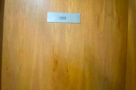 Apartamento à venda com 30m², 1 quarto e 1 vaga Apartamento à venda com 30m², 1 quarto e 1 vagaPorta de sauna com madeira clara e um cartão com o nome 'SAUNA' em letras pretas, no centro da porta.