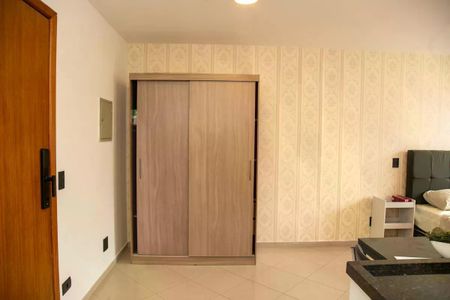 Apartamento à venda com 30m², 1 quarto e 1 vaga Apartamento à venda com 30m², 1 quarto e 1 vagaCabinete de madeira com duas portas e um espelho na porta esquerda.