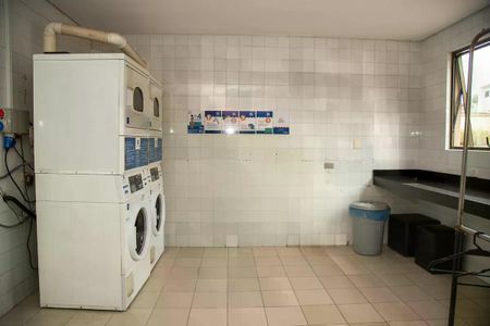Apartamento à venda com 30m², 1 quarto e 1 vaga Apartamento à venda com 30m², 1 quarto e 1 vagaQuarto com lavanderia comum, com vista para a cidade, com geladeira e fogão.