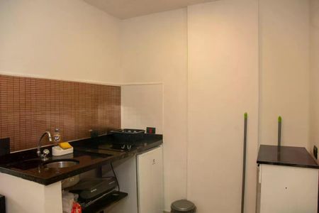 Apartamento à venda com 30m², 1 quarto e 1 vaga Apartamento à venda com 30m², 1 quarto e 1 vagaCozinha com piso de porcelanato, bancada de granito e fogão a gás.