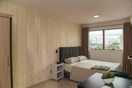 Apartamento à venda com 30m², 1 quarto e 1 vaga Apartamento à venda com 30m², 1 quarto e 1 vagaQuarto com cama de casal, com vista para a cidade, com móveis simples e paredes decoradas com papel de parede.