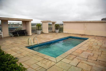 Apartamento à venda com 30m², 1 quarto e 1 vaga Apartamento à venda com 30m², 1 quarto e 1 vagaPiscina com vista para a cidade, localizada em uma cobertura com piso de pedra e paredes de concreto.