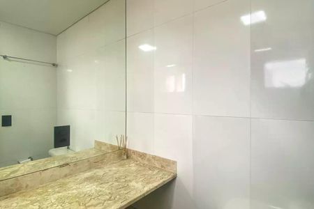 Apartamento à venda com 30m², 1 quarto e 1 vaga Apartamento à venda com 30m², 1 quarto e 1 vagaBanheiro com piso de porcelanato, pia de granito e espelho grande.