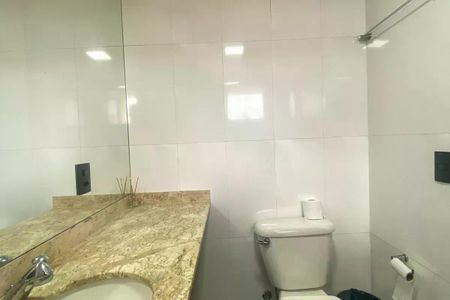 Apartamento à venda com 30m², 1 quarto e 1 vaga Apartamento à venda com 30m², 1 quarto e 1 vagaBanheiro com piso de porcelanato, pia de granito e vaso sanitário branco.