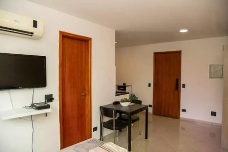 Apartamento à venda com 30m², 1 quarto e 1 vaga Apartamento à venda com 30m², 1 quarto e 1 vagaSala de estar com mesa e cadeiras, TV e ar condicionado.