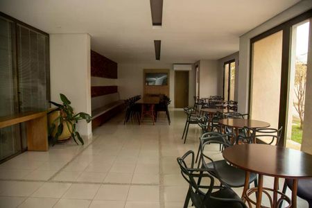 Apartamento à venda com 30m², 1 quarto e 1 vaga Apartamento à venda com 30m², 1 quarto e 1 vagaSala de reuniões com mesa e cadeiras, iluminação natural e vista para o jardim.