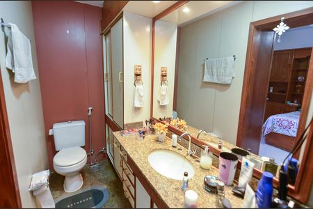 Apartamento à venda com 107m², 3 quartos e 1 vaga Apartamento à venda com 107m², 3 quartos e 1 vagaBanheiro da suíte
