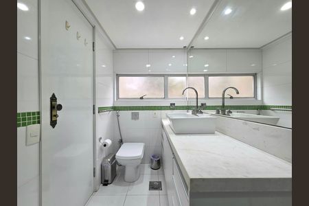 Apartamento para alugar com 132m², 3 quartos e 1 vaga Apartamento para alugar com 132m², 3 quartos e 1 vagaBanheiro da Suíte
