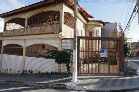 Casa à venda com 200m², 2 quartos e 2 vagasFachada