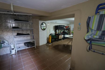 Casa à venda com 200m², 2 quartos e 2 vagasPorão