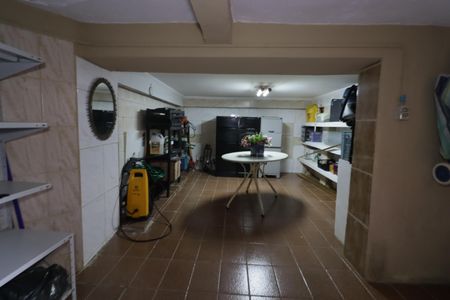 Casa à venda com 200m², 2 quartos e 2 vagasPorão