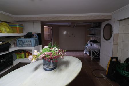 Casa à venda com 200m², 2 quartos e 2 vagasPorão