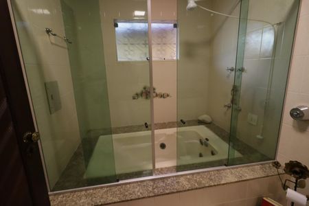 Casa à venda com 200m², 2 quartos e 2 vagasBanheiro da Suíte 1