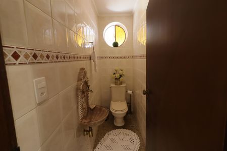 Casa à venda com 200m², 2 quartos e 2 vagasLavabo