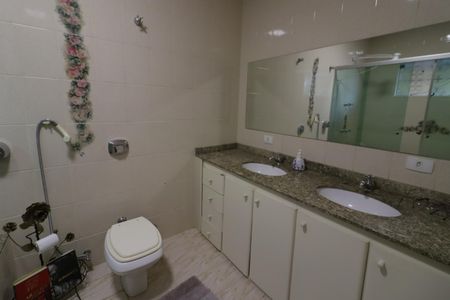Casa à venda com 200m², 2 quartos e 2 vagasBanheiro da Suíte 1