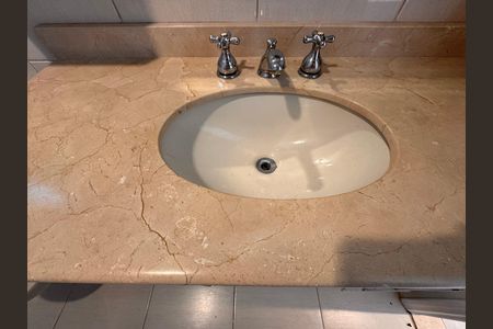 Apartamento à venda com 330m², 3 quartos e 3 vagasSuíte 1 - Banheiro