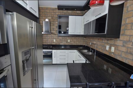 Apartamento à venda com 205m², 3 quartos e 1 vaga Apartamento à venda com 205m², 3 quartos e 1 vagaCozinha