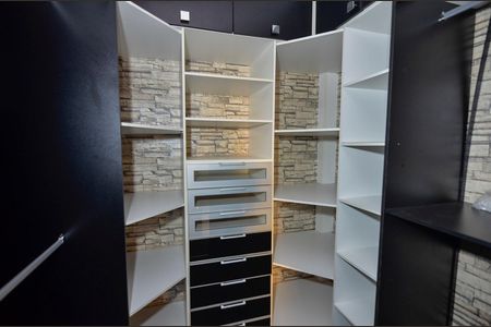 Apartamento à venda com 205m², 3 quartos e 1 vaga Apartamento à venda com 205m², 3 quartos e 1 vagaCloset da Suíte