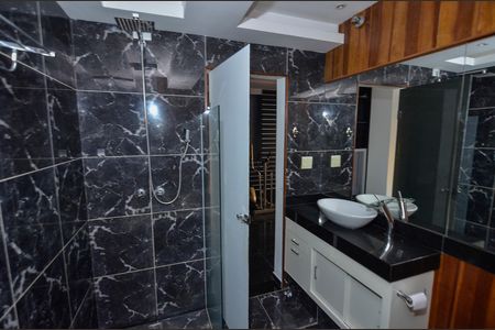 Apartamento à venda com 205m², 3 quartos e 1 vaga Apartamento à venda com 205m², 3 quartos e 1 vagaBanheiro da Suíte