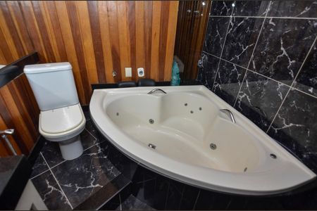 Apartamento à venda com 205m², 3 quartos e 1 vaga Apartamento à venda com 205m², 3 quartos e 1 vagaBanheiro da Suíte