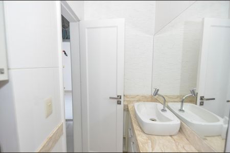Apartamento à venda com 205m², 3 quartos e 1 vaga Apartamento à venda com 205m², 3 quartos e 1 vagaBanheiro 2
