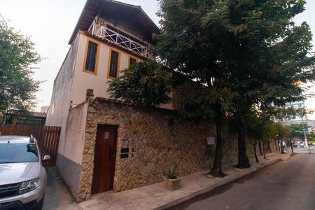Casa para alugar com 281m², 3 quartos e 1 vaga Casa para alugar com 281m², 3 quartos e 1 vagaFachada