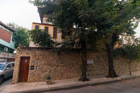 Casa para alugar com 281m², 3 quartos e 1 vaga Casa para alugar com 281m², 3 quartos e 1 vagaFachada