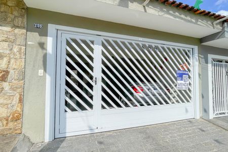 Casa à venda com 131m², 2 quartos e 2 vagas Casa à venda com 131m², 2 quartos e 2 vagasFachada