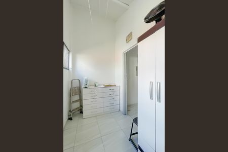 Casa à venda com 131m², 2 quartos e 2 vagas Casa à venda com 131m², 2 quartos e 2 vagasCloset