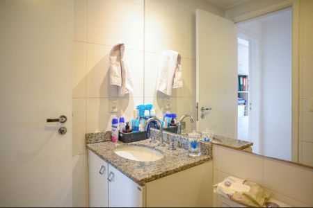 Apartamento à venda com 69m², 2 quartos e 1 vaga Apartamento à venda com 69m², 2 quartos e 1 vagaBanheiro