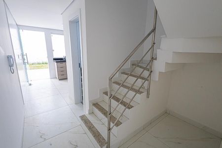 Casa de condomínio à venda com 130m², 2 quartos e 2 vagas Casa de condomínio à venda com 130m², 2 quartos e 2 vagaslavabo / acesso 2º andar
