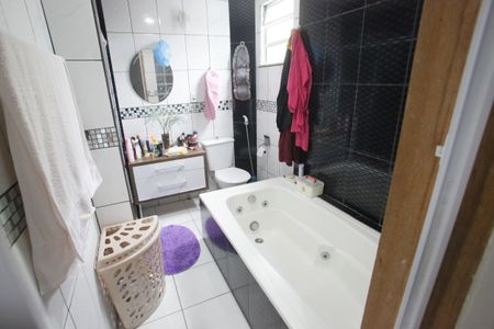 Casa de condomínio para alugar com 180m², 2 quartos e 2 vagasBanheiro da Suíte