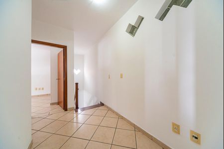 Casa à venda com 119m², 2 quartos e 2 vagas Casa à venda com 119m², 2 quartos e 2 vagasHall da Escada