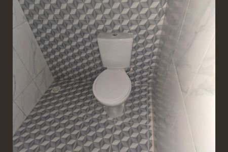 Studio para alugar com 36m², 2 quartos e sem vaga Studio para alugar com 36m², 2 quartos e sem vagaBanheiro Social